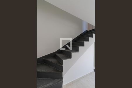 Escada de casa para alugar com 2 quartos, 110m² em Jardim Dourado, Guarulhos