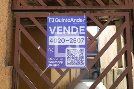 Placa instalada no portão do imóvel de casa à venda com 1 quarto, 150m² em Vila Verde, São Paulo