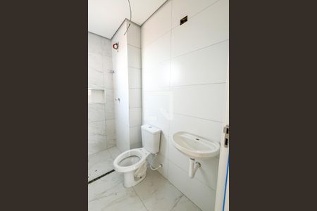 Banheiro de apartamento para alugar com 2 quartos, 27m² em São Domingos, São Paulo