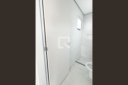 Banheiro de apartamento para alugar com 2 quartos, 27m² em São Domingos, São Paulo