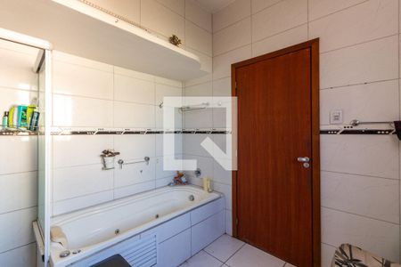 Banheiro de casa à venda com 4 quartos, 217m² em Petrópolis, Porto Alegre