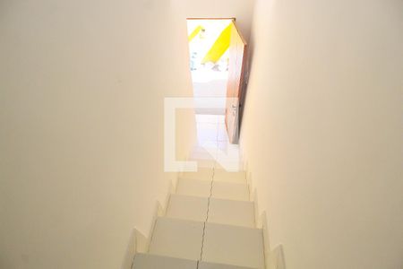 Escada de casa de condomínio para alugar com 2 quartos, 55m² em Vila Princesa Isabel, São Paulo