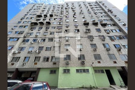 Fachada + plaquinha de apartamento para alugar com 2 quartos, 57m² em Tomás Coelho, Rio de Janeiro