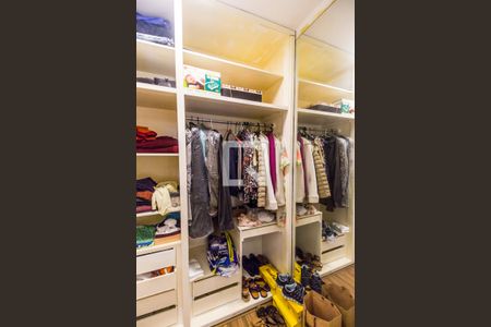 Closet da suíte 1 de casa de condomínio para alugar com 4 quartos, 480m² em Residencial Seis (alphaville), Santana de Parnaíba