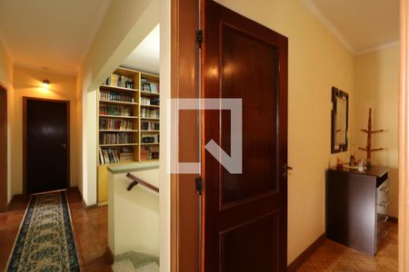 Corredor piso superior de casa à venda com 4 quartos, 384m² em Vila Francisco Matarazzo, Santo André
