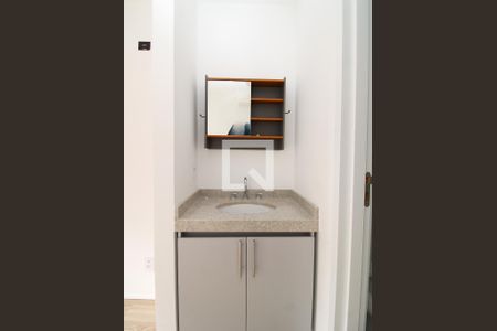 Banheiro de kitnet/studio para alugar com 1 quarto, 20m² em Butantã, São Paulo