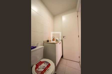 Banheiro de apartamento à venda com 2 quartos, 60m² em Jardim Tupanci, Barueri