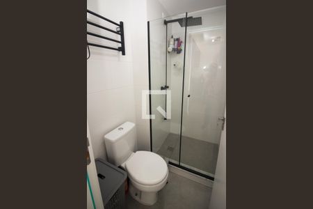 Banheiro de apartamento à venda com 1 quarto, 45m² em Azenha, Porto Alegre