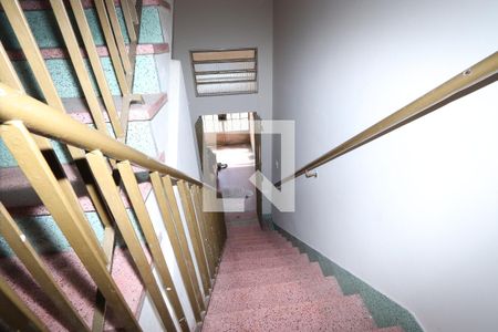 Escada de acesso de casa para alugar com 2 quartos, 150m² em Vila Antonieta, São Paulo