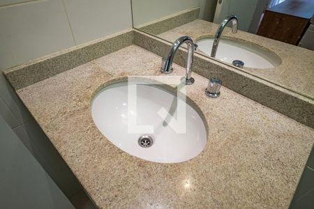 Banheiro de kitnet/studio para alugar com 1 quarto, 40m² em Vila Madalena, São Paulo