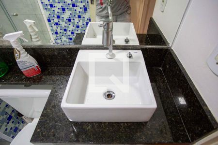 Banheiro de apartamento à venda com 2 quartos, 44m² em Canhema, Diadema