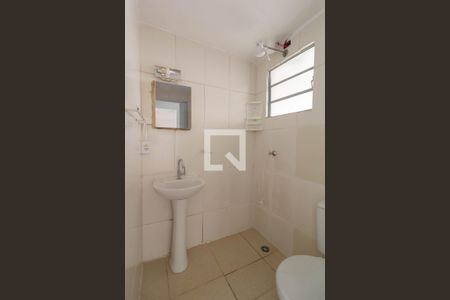 Banheiro de apartamento para alugar com 3 quartos, 56m² em Conjunto Residencial José Bonifácio, São Paulo