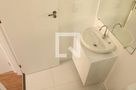 Banheiro de apartamento para alugar com 1 quarto, 27m² em Parque Industrial Tomas Edson, São Paulo