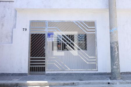 Fachada do imóvel - Placa instalada no portão de casa para alugar com 2 quartos, 50m² em Vila Carmosina, São Paulo