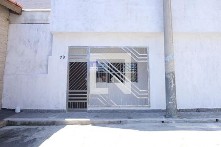 Fachada do imóvel - Placa instalada no portão de casa para alugar com 2 quartos, 50m² em Vila Carmosina, São Paulo