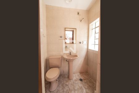 Banheiro da edícula de casa à venda com 3 quartos, 120m² em Vila Dom Pedro I, São Paulo