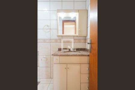Banheiro de apartamento à venda com 2 quartos, 62m² em Cristal, Porto Alegre