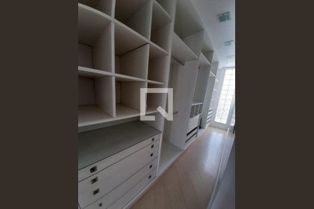 Casa à venda com 3 quartos, 154m² em Vila Carrão, São Paulo