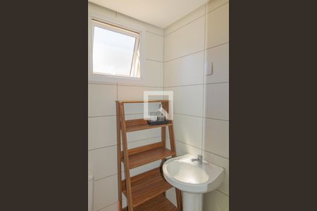 Banheiro de apartamento à venda com 2 quartos, 54m² em Fátima, Canoas