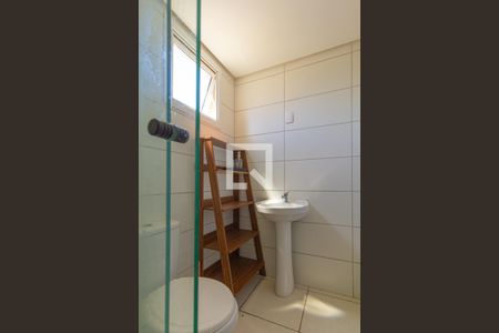 Banheiro de apartamento à venda com 2 quartos, 54m² em Fátima, Canoas