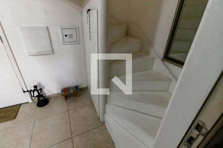 Escada acesso a Suíte de apartamento para alugar com 1 quarto, 48m² em Vila Andrade, São Paulo