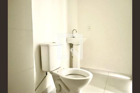 Banheiro de apartamento para alugar com 1 quarto, 32m² em Parque Industrial Tomas Edson, São Paulo