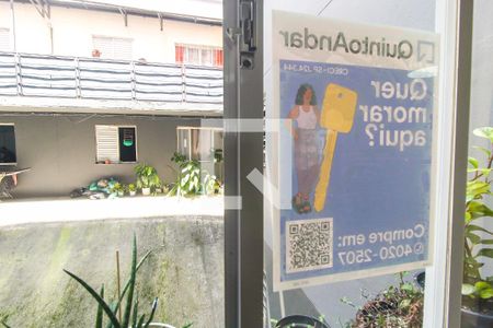 Plaquinha na janela de apartamento à venda com 2 quartos, 46m² em Conjunto Residencial José Bonifácio, São Paulo