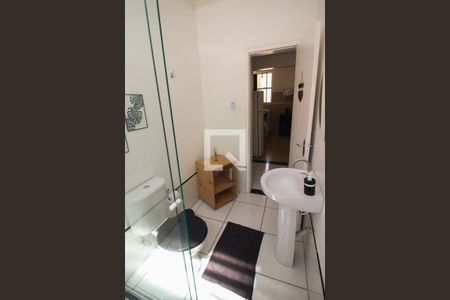 Banheiro de kitnet/studio para alugar com 1 quarto, 26m² em Cidade Baixa, Porto Alegre