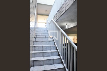 Casa para alugar com 250m², 3 quartos e 5 vagasDetalhe - Escada Garagem