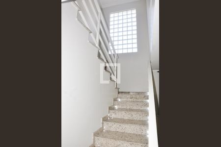 Casa para alugar com 250m², 3 quartos e 5 vagasEscada Quartos