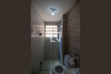 Banheiro de apartamento à venda com 2 quartos, 50m² em Vila Carmosina, São Paulo