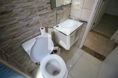 Banheiro de apartamento à venda com 2 quartos, 50m² em Vila Carmosina, São Paulo