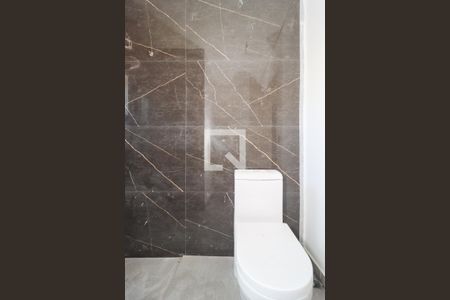 Banheiro da Suíte de casa de condomínio à venda com 3 quartos, 103m² em Jardim Mirna, Taboão da Serra