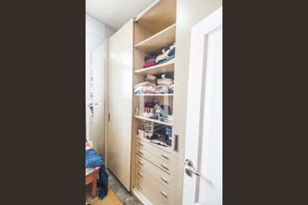 Closet da suíte 1 de casa de condomínio para alugar com 1 quarto, 420m² em Alphaville, Santana de Parnaíba