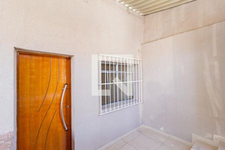 Hall de entrada de casa para alugar com 2 quartos, 200m² em Km 18, Osasco