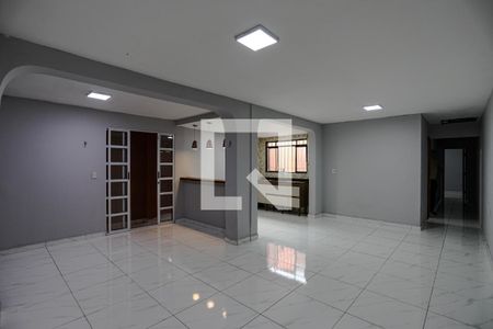 Sala de casa para alugar com 3 quartos, 175m² em Conjunto Habitacional Antonio Bovolenta, Mogi das Cruzes