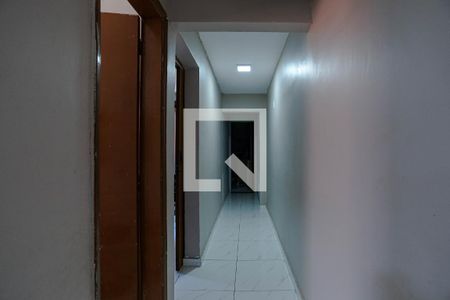 Corredor de casa para alugar com 3 quartos, 175m² em Conjunto Habitacional Antonio Bovolenta, Mogi das Cruzes
