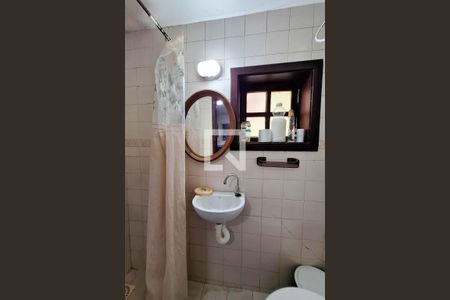 Banheiro de serviço de casa de condomínio à venda com 4 quartos, 227m² em Itaipu, Niterói