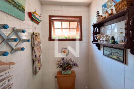 Banheiro 2 de casa de condomínio à venda com 4 quartos, 227m² em Itaipu, Niterói