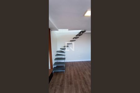 Escada de casa para alugar com 2 quartos, 80m² em Jardim Iracema, Taboão da Serra