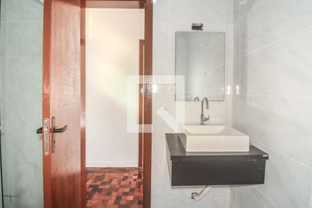 Banheiro de apartamento à venda com 2 quartos, 62m² em Passo D’areia, Porto Alegre