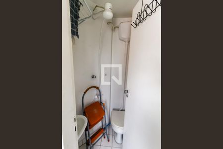 Banheiro de serviço de apartamento para alugar com 1 quarto, 49m² em Vila Suzana, São Paulo