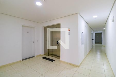 Hall de entrada de apartamento para alugar com 2 quartos, 41m² em Parque Arariba, São Paulo