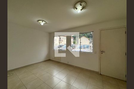 Sala de casa de condomínio para alugar com 3 quartos, 112m² em Vargem Grande, Rio de Janeiro