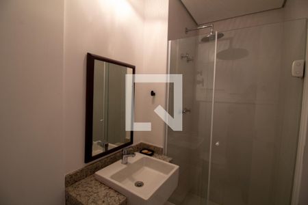 Banheiro de kitnet/studio para alugar com 1 quarto, 28m² em Jardim das Acacias, São Paulo