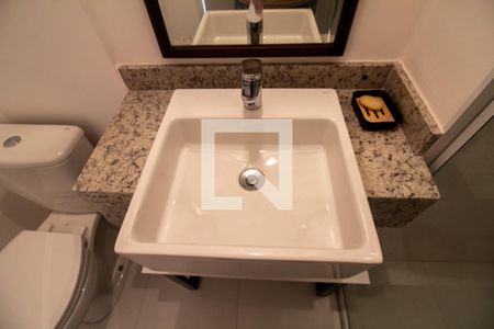 Banheiro de kitnet/studio para alugar com 1 quarto, 28m² em Jardim das Acacias, São Paulo