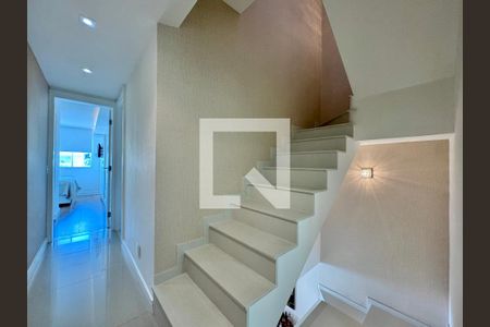 Escada de casa de condomínio à venda com 6 quartos, 300m² em Recreio dos Bandeirantes, Rio de Janeiro