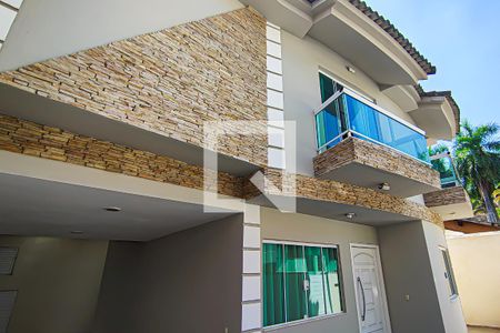 Fachada de casa à venda com 3 quartos, 298m² em Jacarepaguá, Rio de Janeiro