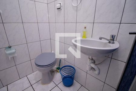 Banheiro da cozinha de casa à venda com 2 quartos, 150m² em Jardim Dona Sinha, São Paulo