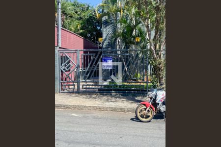 Plaquinha Instalada de apartamento para alugar com 3 quartos, 75m² em Ouro Preto, Belo Horizonte